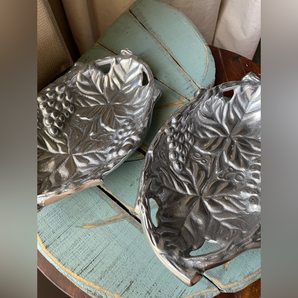 2servers to accent your table